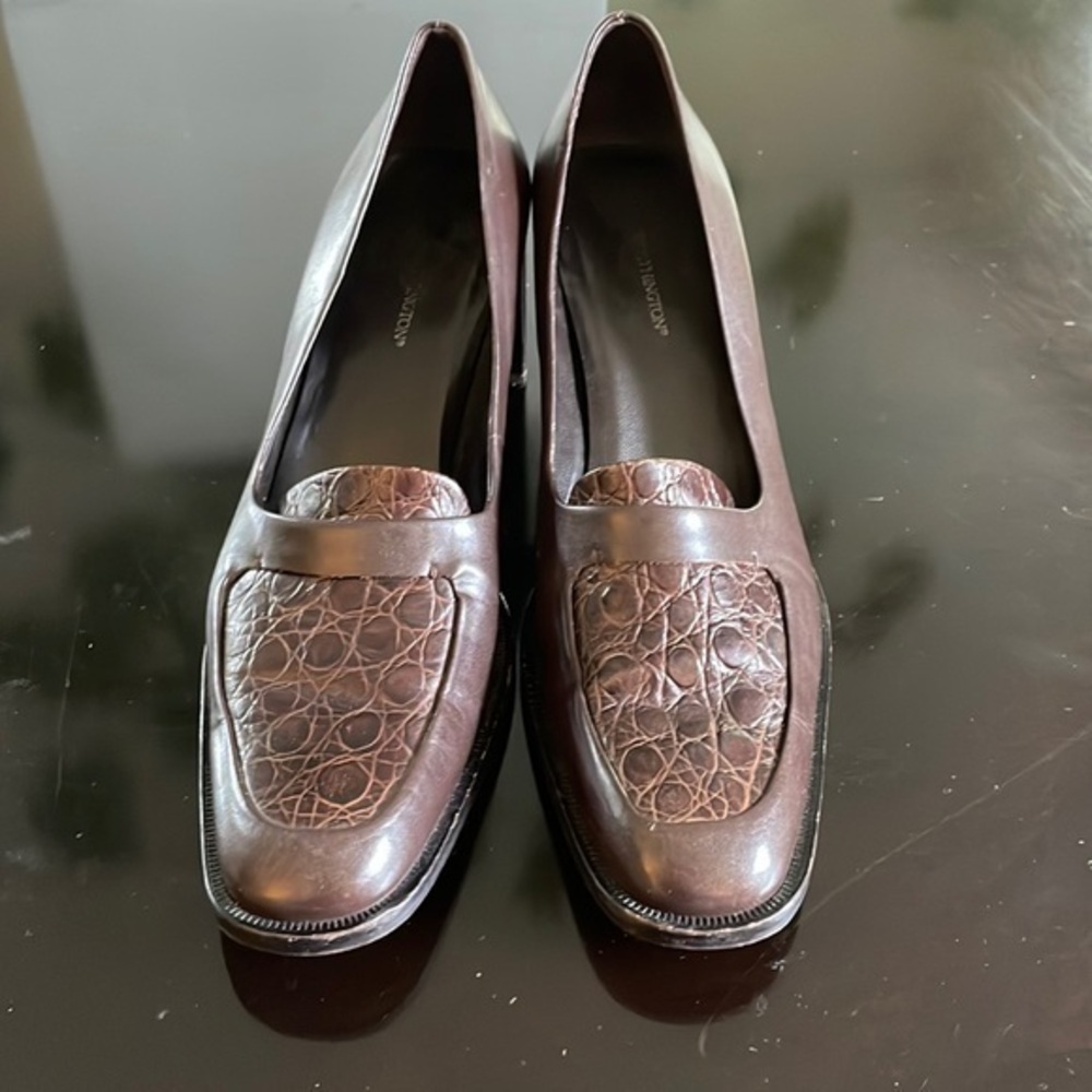 Worthington brown leather 2 1/4 inch heel pumps with crock embossed toe detail